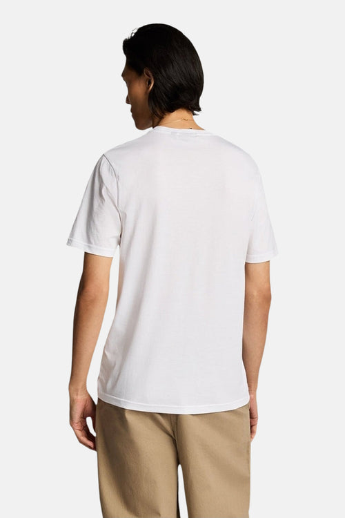 T-shirt à manches courtes blanc de LYLE & SCOTT, vue arrière avec un pantalon chino beige.
