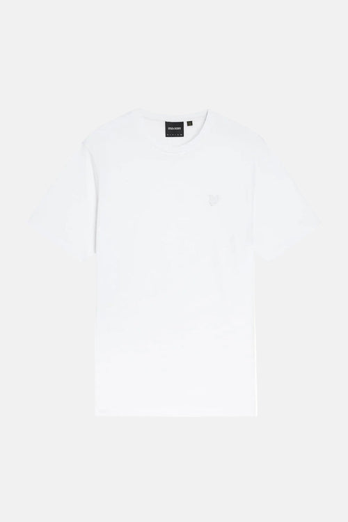 T-shirt blanc à manches courtes de Lyle & Scott, avec logo discret ton sur ton sur la poitrine.