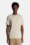 Beige T-shirt met korte mouwen van LYLE & SCOTT, van achteren gezien, gedragen met een camelkleurige korte broek.