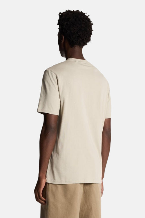 T-shirt à manches courtes beige de LYLE & SCOTT, vu de dos, porté avec un short couleur camel.