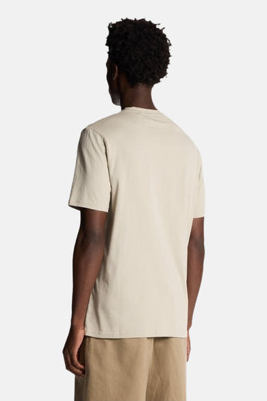 T-shirt à manches courtes beige de LYLE & SCOTT, vu de dos, porté avec un short couleur camel.