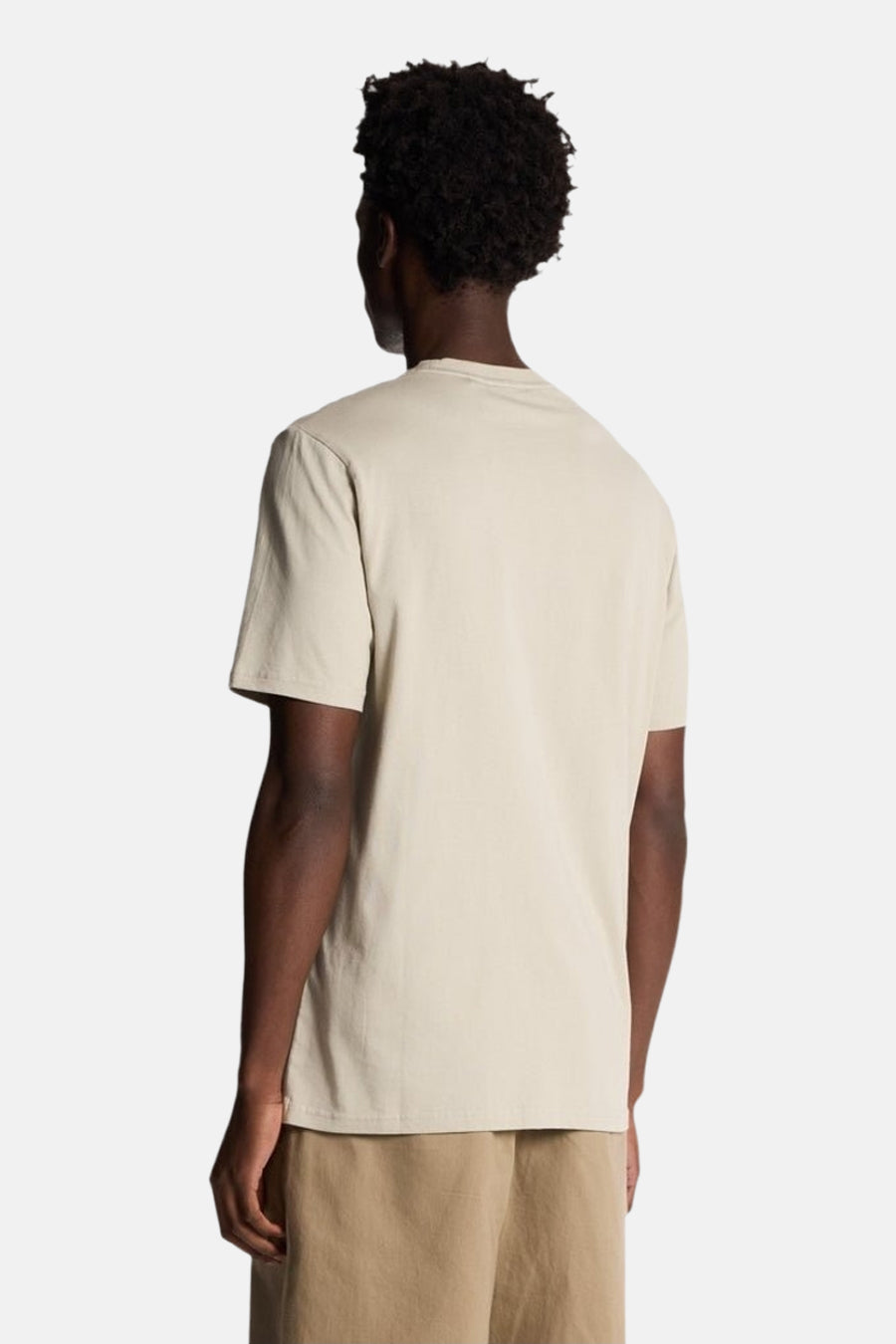 T-shirt à manches courtes beige de LYLE & SCOTT, vu de dos, porté avec un short couleur camel.