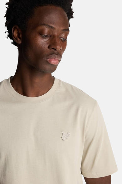 Beige T-shirt met korte mouwen van LYLE & SCOTT, met een discreet geborduurd logo op de borst.