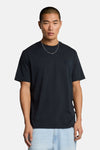 Blauw T-shirt met korte mouwen van LYLE & SCOTT, van achteren gezien, gedragen met een lichte broek.