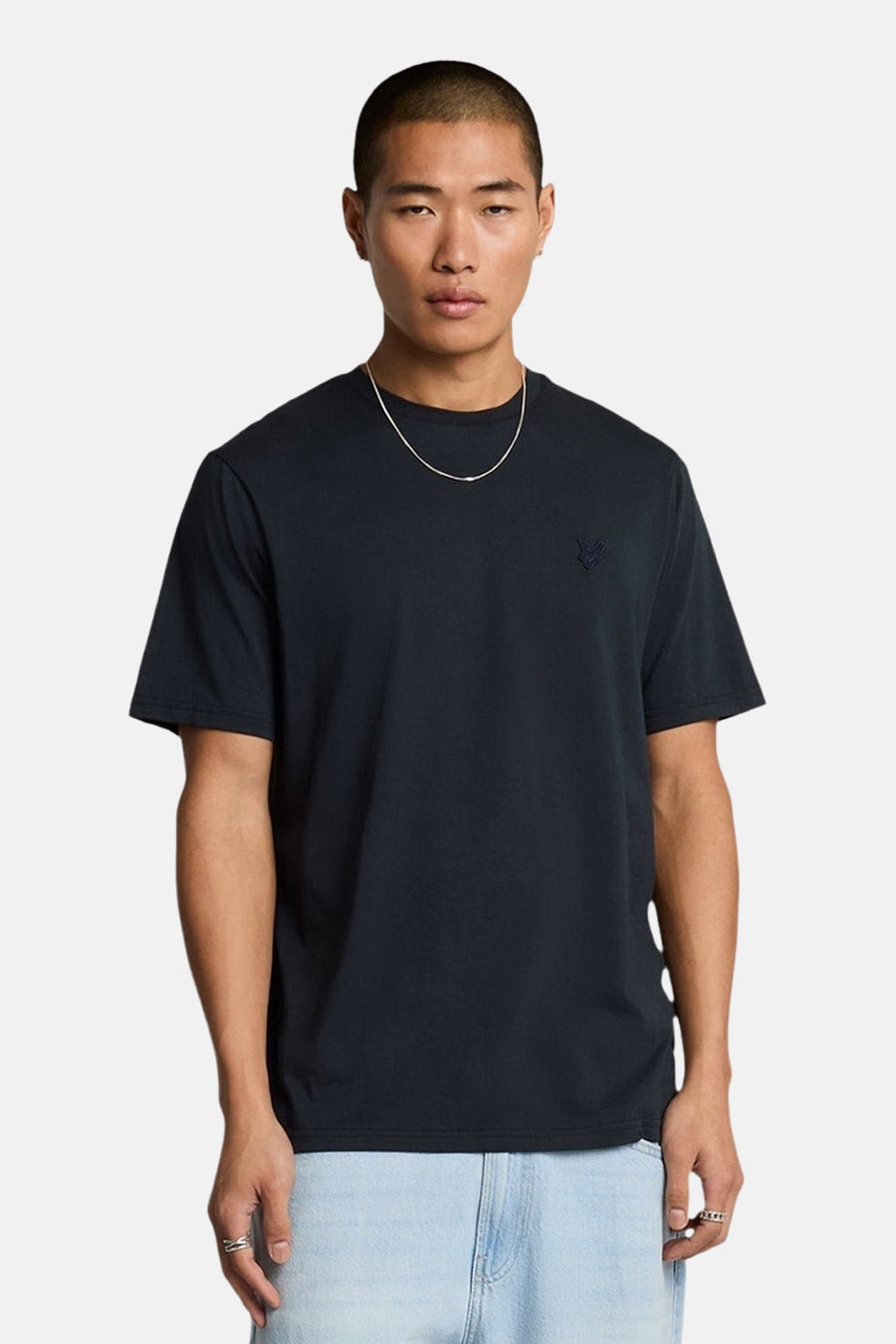 Blauw T-shirt met korte mouwen van LYLE & SCOTT, van achteren gezien, gedragen met een lichte broek.