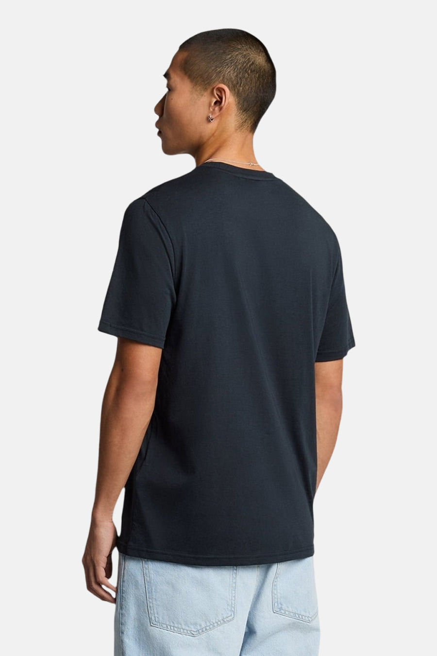 T-shirt à manches courtes bleu de LYLE & SCOTT, vu de dos, porté avec un pantalon clair.