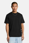 Zwart T-shirt met korte mouwen van LYLE & SCOTT, van achteren gezien, gedragen met een casual spijkerbroek.