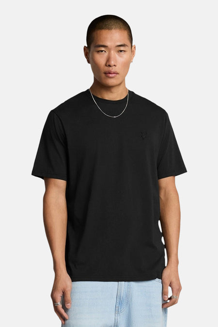 Zwart T-shirt met korte mouwen van LYLE & SCOTT, van achteren gezien, gedragen met een casual spijkerbroek.