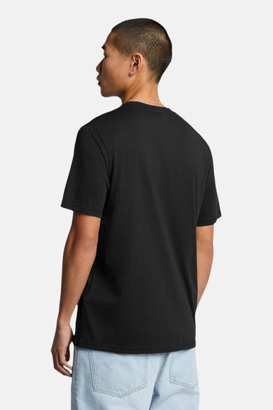 T-shirt noir à manches courtes de LYLE & SCOTT, vu de dos, porté avec un jean décontracté.