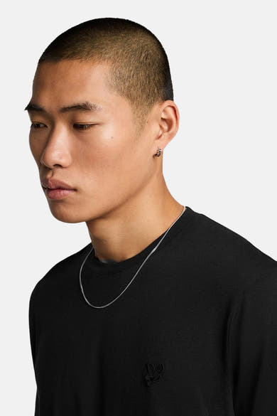 Zwart T-shirt met korte mouwen van LYLE & SCOTT, met toon-op-toon logo op de voorkant.