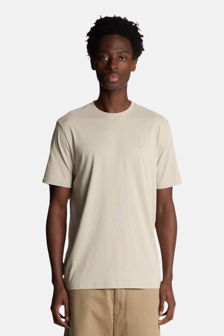Grijs T-shirt met korte mouwen van LYLE & SCOTT, van achteren gezien, gedragen met een beige korte broek.
