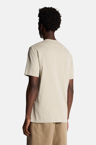 T-shirt à manches courtes gris par LYLE & SCOTT, vu de dos, porté avec un short beige.