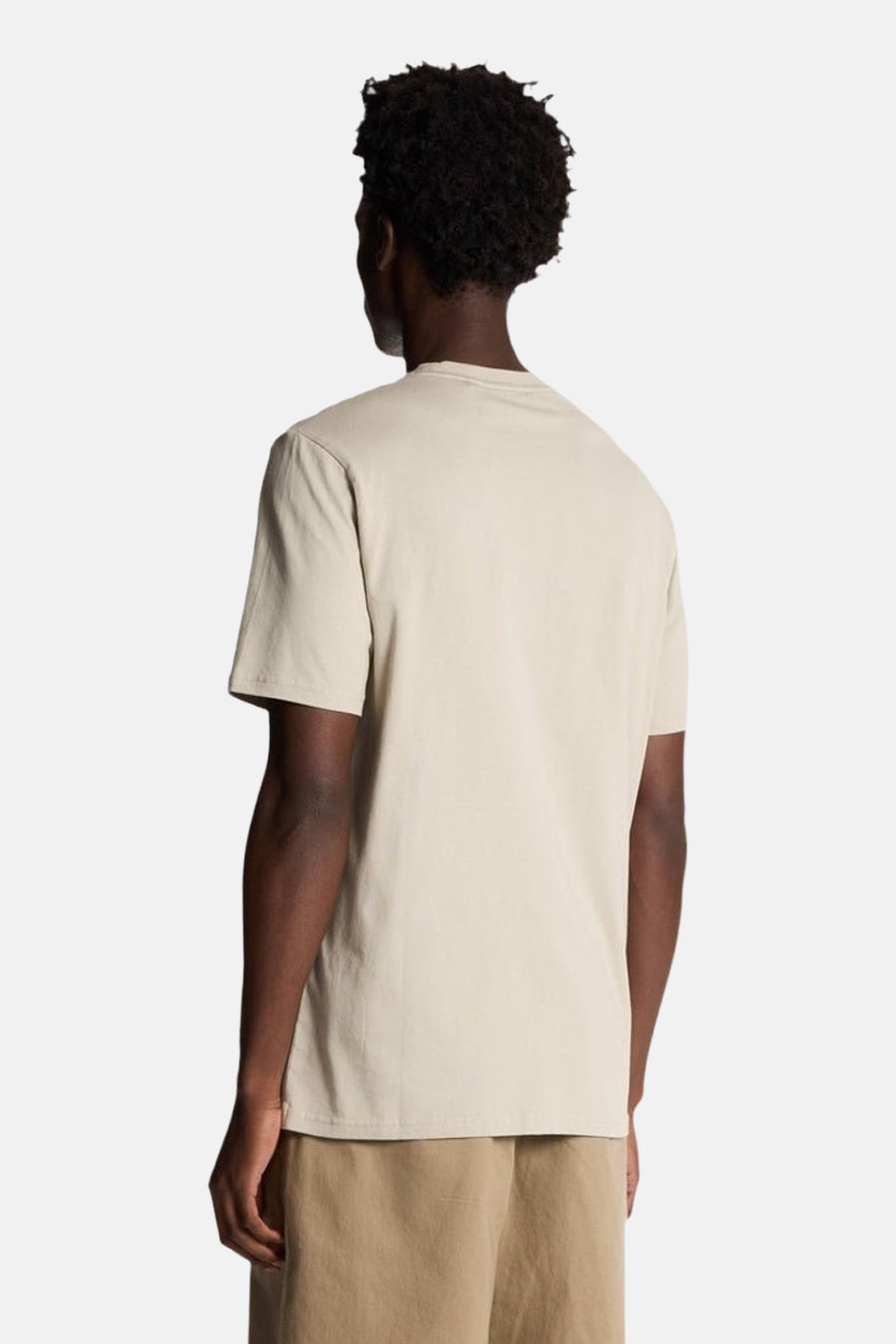 T-shirt à manches courtes gris par LYLE & SCOTT, vu de dos, porté avec un short beige.