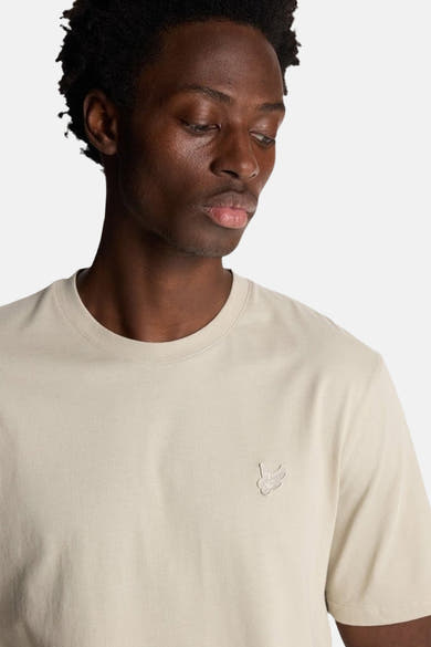 T-shirt à manches courtes gris par Lyle & Scott, avec un petit logo brodé.