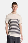 T-shirt blanc à rayures marine de LYLE & SCOTT, porté avec un pantalon anthracite uni.