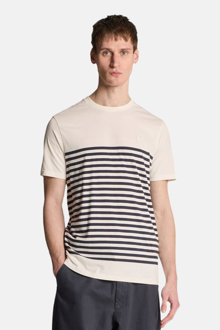 Wit T-shirt met marineblauwe strepen van LYLE & SCOTT, gedragen met een effen antracietkleurige broek.