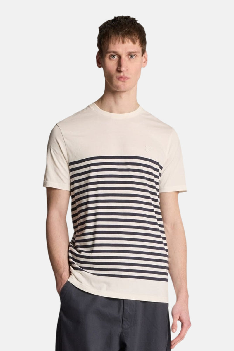Wit T-shirt met marineblauwe strepen van LYLE & SCOTT, gedragen met een effen antracietkleurige broek.