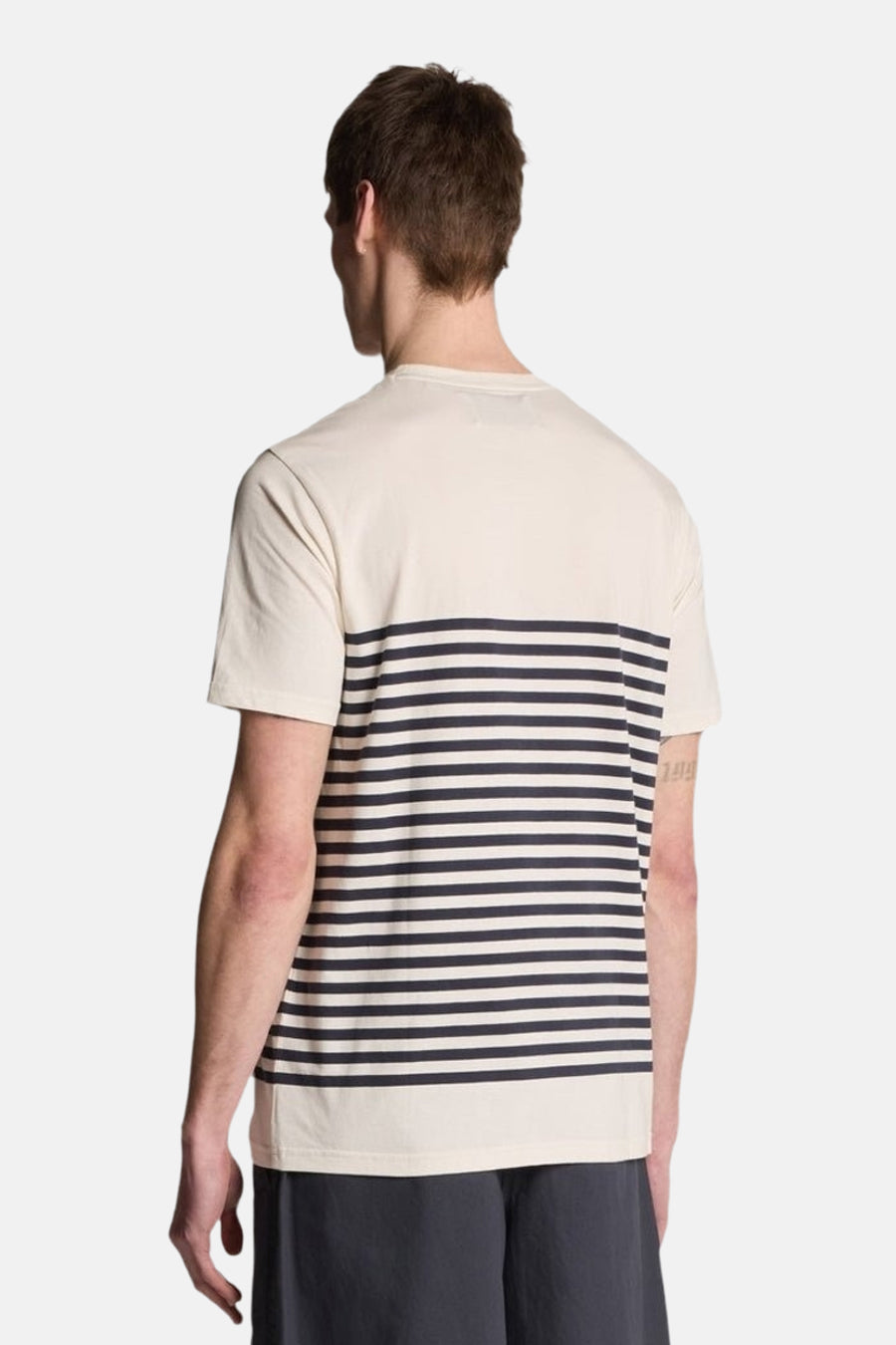 T-shirt à manches courtes blanc rayé par LYLE & SCOTT, vue de dos.