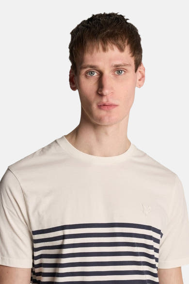 T-shirt à manches courtes blanc de LYLE & SCOTT avec motif à rayures horizontales bleues.