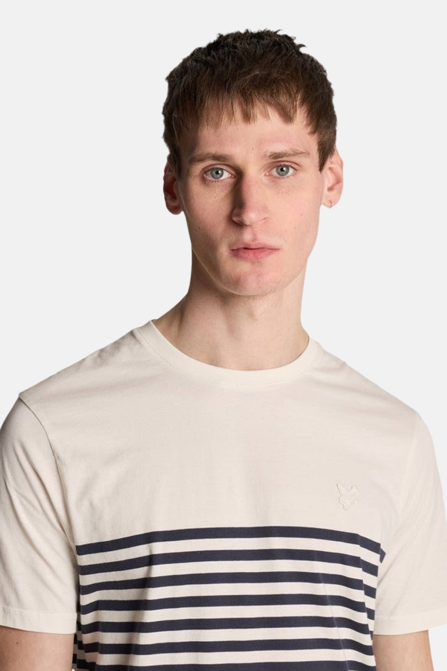 T-shirt à manches courtes blanc de LYLE & SCOTT avec motif à rayures horizontales bleues.