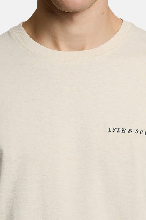 T-shirt à manches courtes écru de LYLE & SCOTT, avec un logo discret sur le devant.