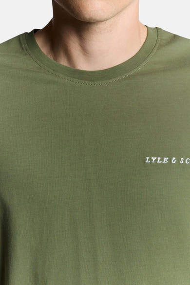 T-shirt à manches courtes vert de Lyle & Scott, avec logo brodé discret sur le devant.