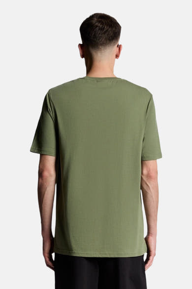 Groen T-shirt met korte mouwen van LYLE & SCOTT, van achteren gezien.
