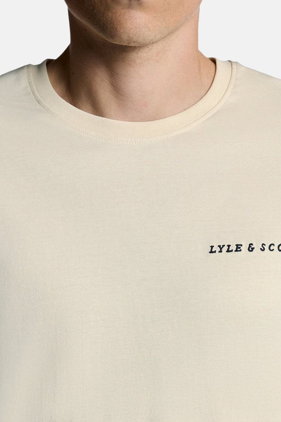 Beige T-shirt met korte mouwen van LYLE & SCOTT, met ronde hals en discreet logo.