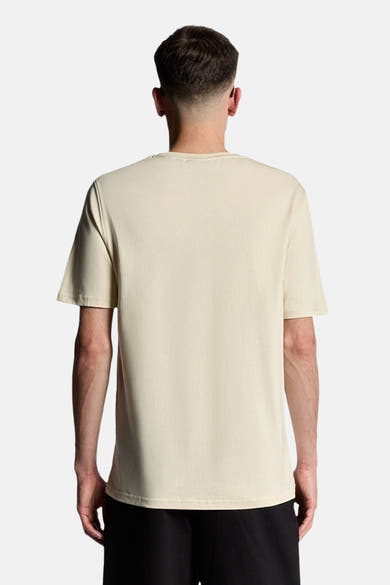 Beige T-shirt met korte mouwen van LYLE & SCOTT, achterkant op neutrale achtergrond.