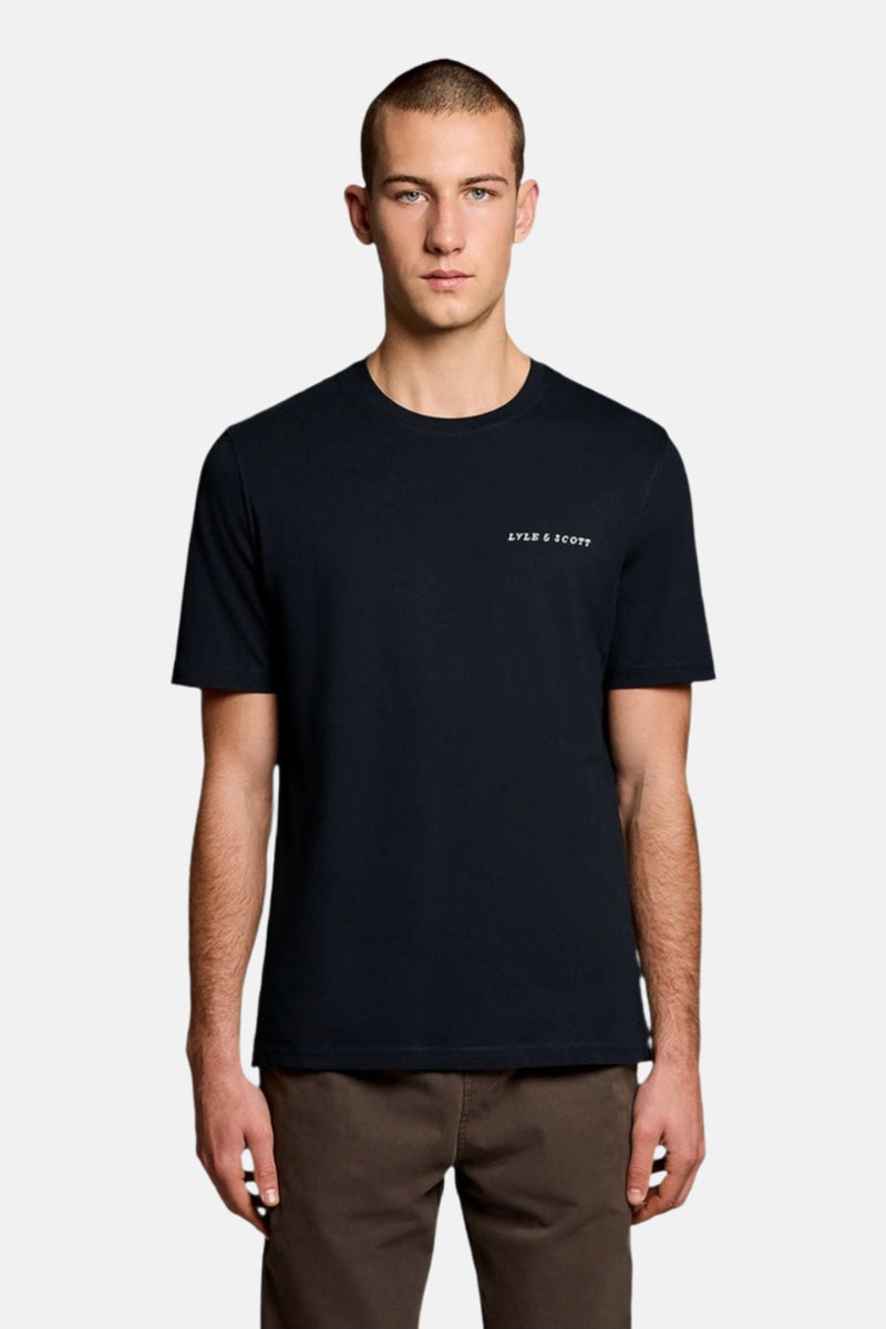 T-shirt à manches courtes bleu de LYLE & SCOTT, porté avec un pantalon marron.