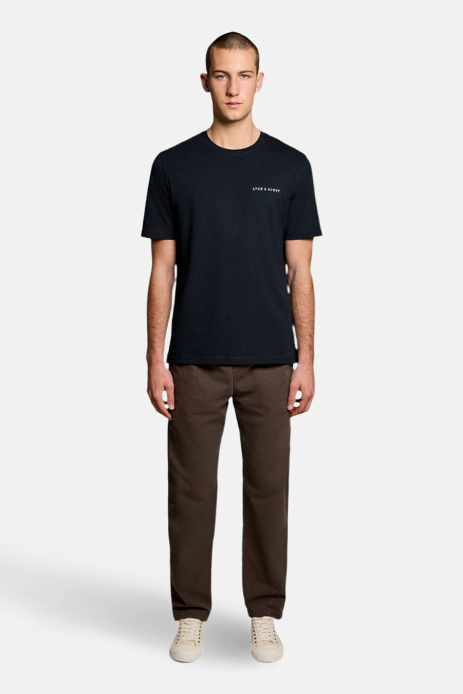 Blauw T-shirt met korte mouwen van LYLE & SCOTT, gedragen met een bruine broek en witte sneakers.