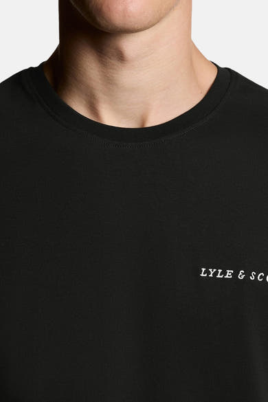 T-shirt à manches courtes noir de LYLE & SCOTT, avec le logo brodé sur la poitrine.