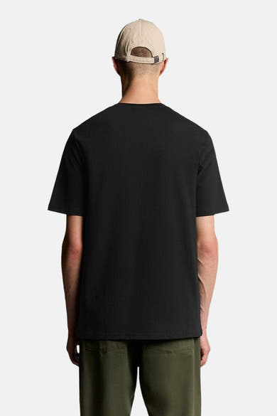 T-shirt à manches courtes noir de LYLE & SCOTT, vue arrière avec un pantalon cargo vert olive.