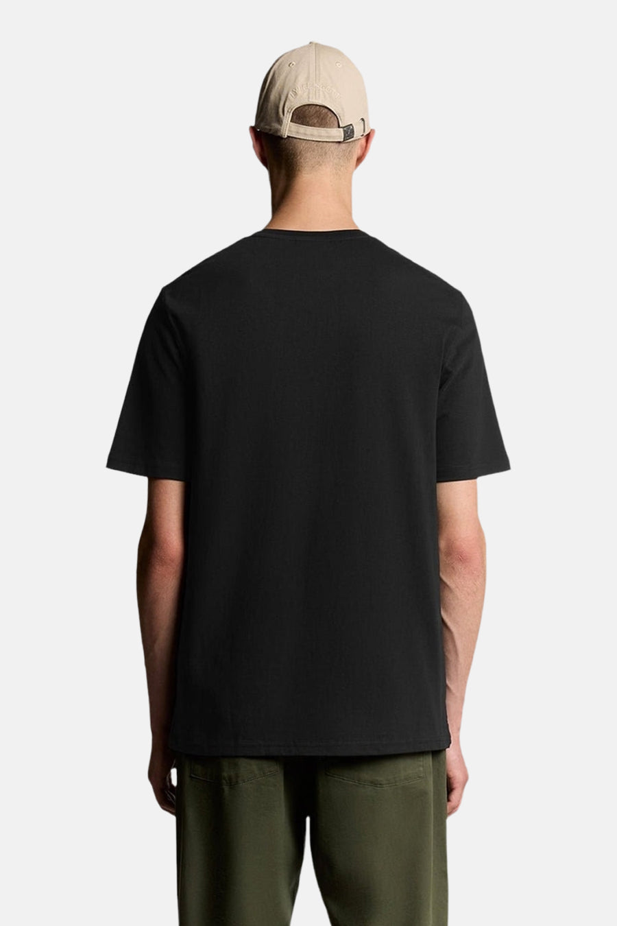 T-shirt à manches courtes noir de LYLE & SCOTT, vue arrière avec un pantalon cargo vert olive.