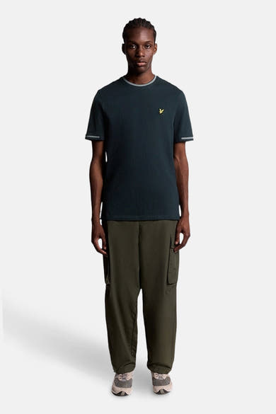 Blauw T-shirt met korte mouwen van LYLE & SCOTT, met een geborduurd geel logo op de borst.
