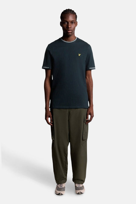 Blauw T-shirt met korte mouwen van LYLE & SCOTT, met een geborduurd geel logo op de borst.