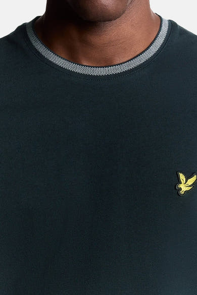 Blauw T-shirt met korte mouwen van LYLE & SCOTT, met een contrasterende gestreepte kraag en geborduurd logo.