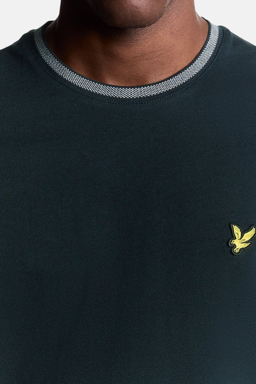 Blauw T-shirt met korte mouwen van LYLE & SCOTT, met een contrasterende gestreepte kraag en geborduurd logo.