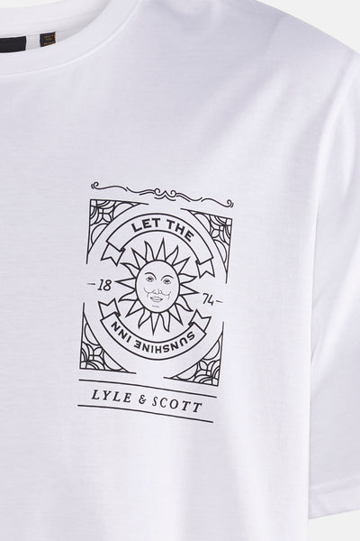T-shirt à manches courtes blanc de LYLE & SCOTT avec un imprimé graphique noir sur le devant.