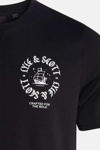 Zwart T-shirt met korte mouwen van LYLE & SCOTT met een print op de voorkant.