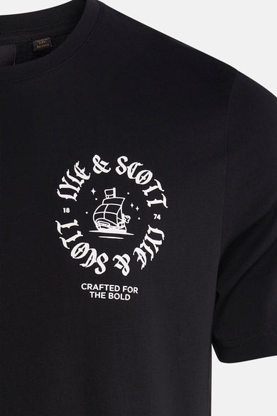T-shirt à manches courtes noir de LYLE & SCOTT avec un motif imprimé sur le devant.
