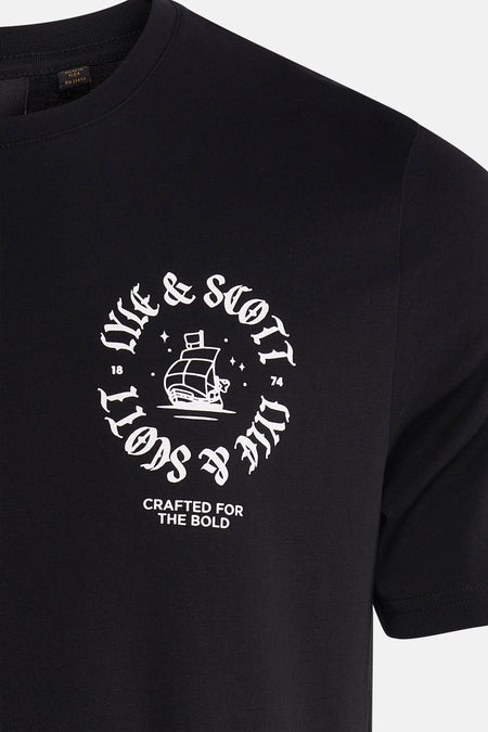 Zwart T-shirt met korte mouwen van LYLE & SCOTT met een print op de voorkant.