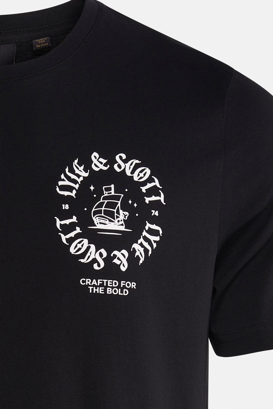 Zwart T-shirt met korte mouwen van LYLE & SCOTT met een print op de voorkant.