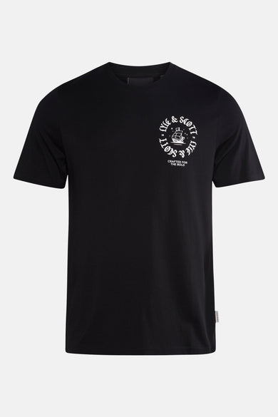 T-shirt noir à manches courtes de LYLE & SCOTT, avec un imprimé graphique blanc sur la poitrine.