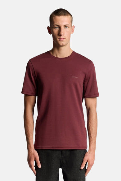 Bordeaux T-shirt met korte mouwen van Lyle & Scott, met een ronde hals.