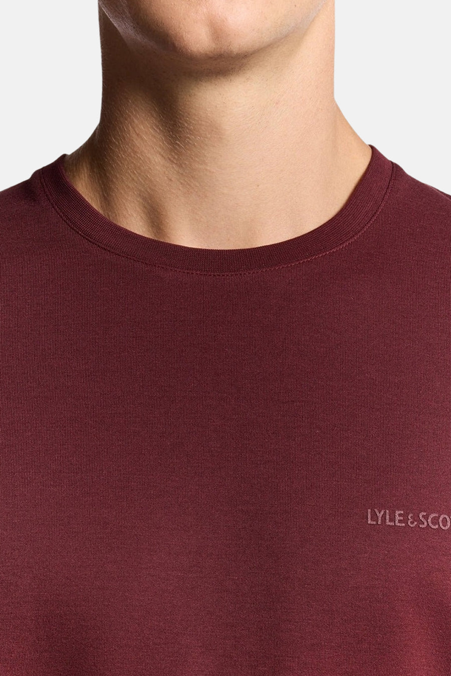 T-shirt bordeaux à manches courtes de Lyle & Scott, avec un col rond.