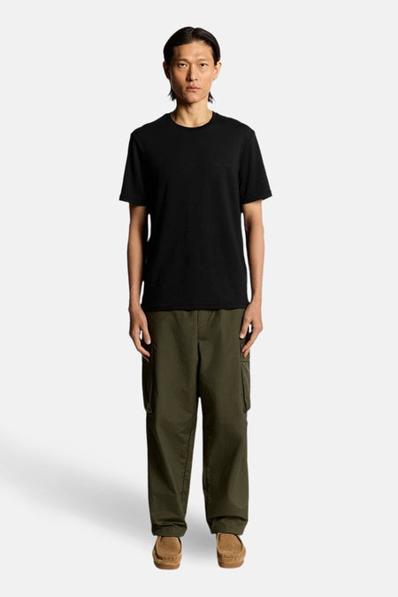 Zwart T-shirt met korte mouwen van LYLE & SCOTT, gedragen met een olijfgroene cargobroek.