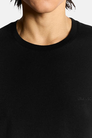 T-shirt noir à manches courtes de Lyle & Scott, vêtement uni basique près du cou.