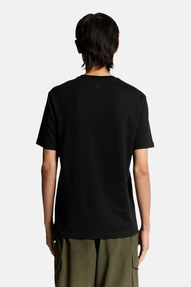 Zwart T-shirt met korte mouwen van LYLE & SCOTT, achterkant, gedragen met een olijfgroene cargobroek.