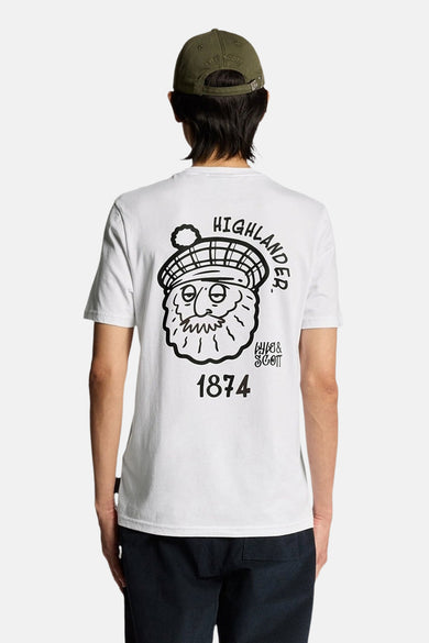 T-shirt à manches courtes blanc de LYLE & SCOTT avec un imprimé Highlander au dos.